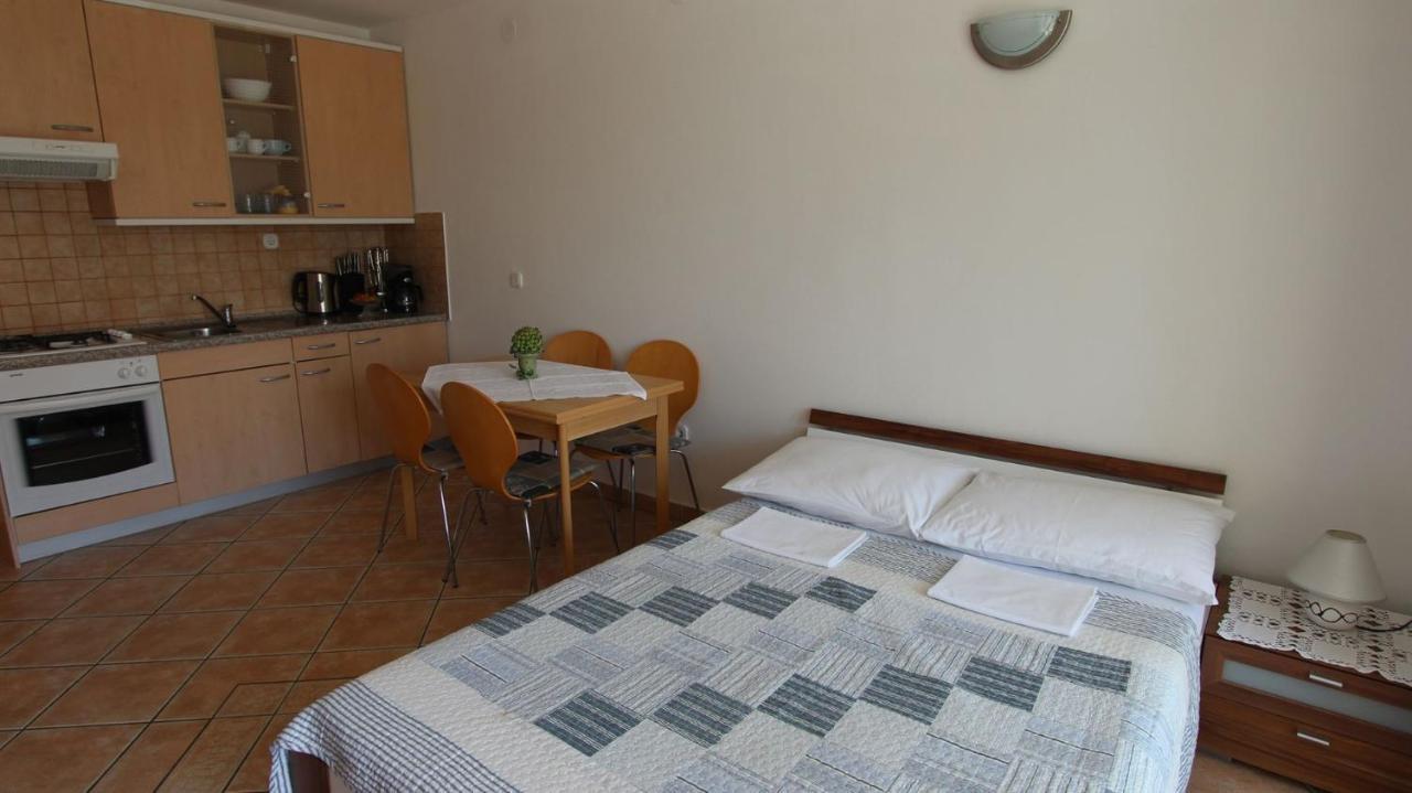 Apartments Grahovac Malinska Exterior photo