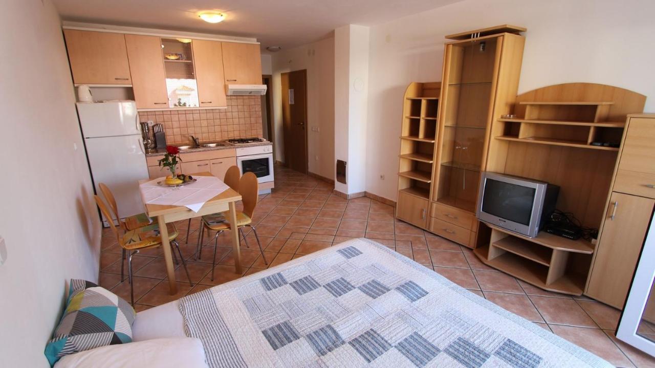Apartments Grahovac Malinska Exterior photo