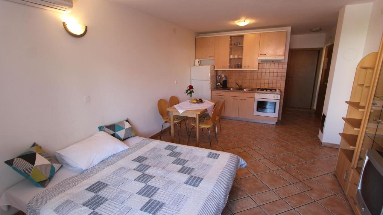 Apartments Grahovac Malinska Exterior photo